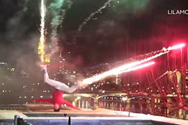 Bắn pháo hoa... bằng chân độc nhất thế giới