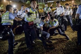 Biểu tình bùng phát lại ở Hong Kong, 37 người bị bắt