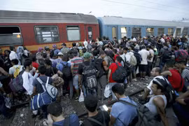 Hàng nghìn di dân chen lấn lên tàu đến Tây Âu