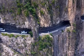 Làng bị cô lập, dân 15 năm đục núi mở đường nối thế giới