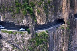 Làng bị cô lập, dân 15 năm đục núi mở đường nối thế giới