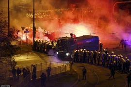 Video cảnh sát Ba Lan căng mình chống đỡ người biểu tình