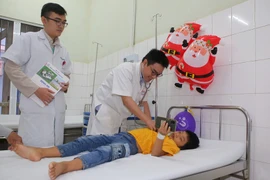 Giành lại sự sống cho bé trai uống nhầm thuốc sâu 