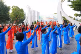 Hơn 70.000 phụ nữ Thủ đô xác lập kỷ lục đồng diễn dân vũ áo dài