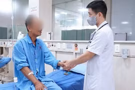 Chế rượu ngâm cao lá cây uống, người đàn ông nhiễm độc gan