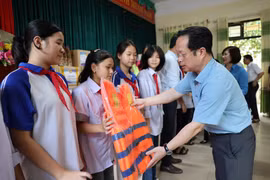 Hà Nội: Thăm và tặng quà giáo viên, học sinh vùng lũ