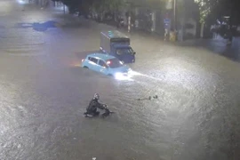 Thái Nguyên: Mưa lớn, đường phố ngập nặng, giao thông tê liệt