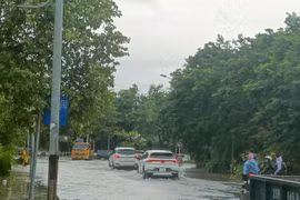 Ngày 12/9, mưa dông khắp cả nước, cảnh báo lốc sét