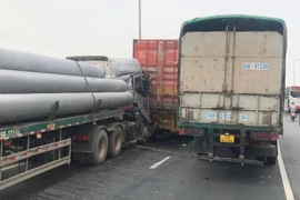 Quốc lộ 5 ùn tắc cục bộ do nạn giao thông liên hoàn 