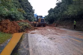Điện Biên: sạt lở trên đèo Tằng Quái gây ách tắc giao thông 