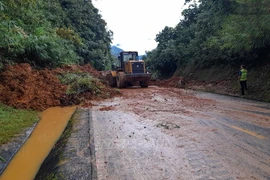 Điện Biên: sạt lở trên đèo Tằng Quái gây ách tắc giao thông 