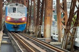 Thông tàu hỏa chạy qua cầu Đuống, cầu Long Biên từ chiều nay