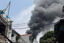 Hà Nội: Nhà dân cháy ngùn ngụt giữa trưa rằm tháng 7