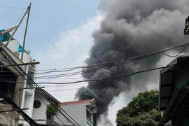 Hà Nội: Nhà dân cháy ngùn ngụt giữa trưa rằm tháng 7