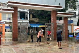 Hà Nội: Dọn dẹp trường học sẵn sàng đón học sinh vào thứ 2