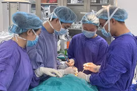 Tái tạo thành công vạt môi cho cụ ông bị chó cắn đứt môi 