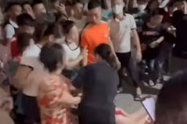 Vụ đánh ghen lột đồ ở Bắc Ninh: Khởi tố 3 phụ nữ