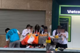 Đồ ăn vặt cổng trường: Tiện lợi gắn liền với hiểm họa về ATTP