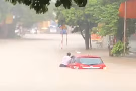 Mưa lớn, đường phố Thái Nguyên ngập nặng, giao thông tê liệt