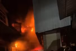 Hà Nội: Cháy nhà xưởng, cửa hàng đồ gỗ trong đêm