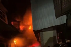 Hà Nội: Cháy nhà xưởng, cửa hàng đồ gỗ trong đêm
