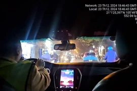 Hà Nội: CSGT dùng xe đặc chủng cứu bé 3 tuổi ngất trên xe khách