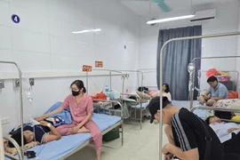 Hà Nội: Nhóm học sinh ngộ độc do uống nước ngọt phát miễn phí