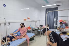 Hà Nội: Nhóm học sinh ngộ độc do uống nước ngọt phát miễn phí