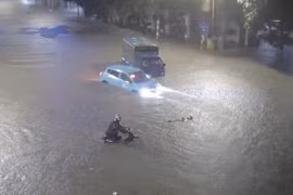 Thái Nguyên: Mưa lớn, đường phố ngập nặng, giao thông tê liệt