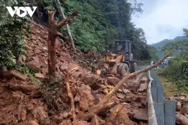 Nhiều tuyến đường ở Lai Châu sạt lở, gây ách tắc giao thông 