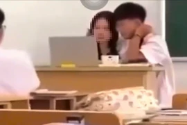 Hà Nội: Nữ giáo viên để nam sinh ôm vai trong lớp học bị đình chỉ