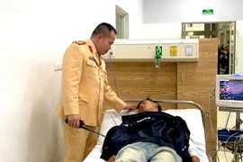 CSGT Hà Nội đưa người dân ngất xỉu đến bệnh viện kịp thời