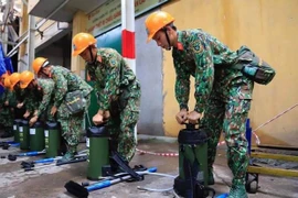 Cận cảnh bộ đội Binh chủng Hoá học tẩy độc nhà máy Rạng Đông 