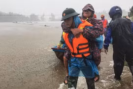 Cõng người già sơ tán khỏi vùng nguy hiểm trước khi bão số 5 đổ bộ