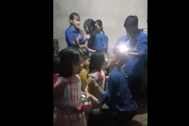 Phẫn nộ thanh niên tình nguyện chơi trò chơi phản cảm với các em nhỏ