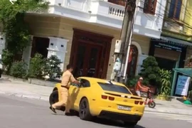 Lộ diện đại gia chủ xe Chevrolet Camaro bị CSGT cầm súng AK đập bể kính