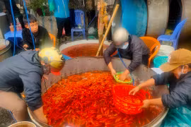 Chợ cá Yên Sở "lo ế" trước ngày cúng ông Công, ông Táo