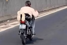 Nằm trên yên điều khiển xe, cả mẹ và con đều bị xử phạt