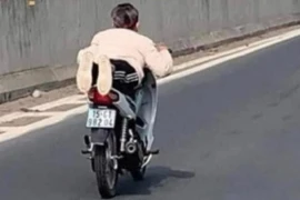 Nằm trên yên điều khiển xe, cả mẹ và con đều bị xử phạt