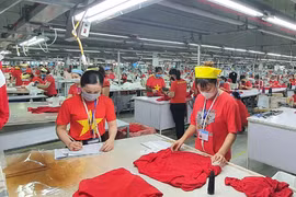 ​Cảm động Clip nghìn công nhân hát Quốc ca trong xưởng may