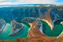 Con sông độc đáo nhiều khúc cua uốn lượn như mê cung