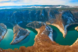 Con sông độc đáo nhiều khúc cua uốn lượn như mê cung