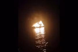 Một tàu cá nghi bị ném bom xăng, cháy và chìm trên vùng biển Cà Mau