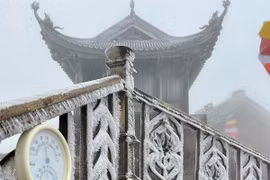 Rét kỷ lục, chùa Đồng Yên Tử xuất hiện băng giá