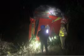 Xe khách chở 30 người lao xuống vực sâu, nhiều người bị thương