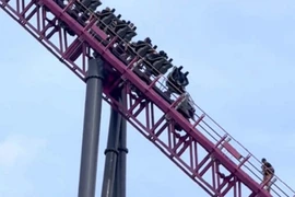 Du khách bị 'treo ngược' trên tàu lượn siêu tốc vì khăn quàng 