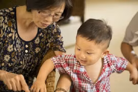 Khó nghĩ khi chồng muốn trả công mẹ vợ lên trông cháu