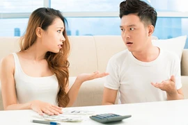 Chồng làm đồng nào tiêu hết đồng đó, vợ sợ không dám sinh con