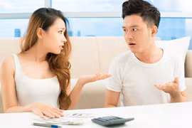 Chồng làm đồng nào tiêu hết đồng đó, vợ sợ không dám sinh con