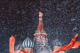 Mê mẩn cô gái đi khắp thế giới để chụp bộ ảnh váy áo lộng lẫy